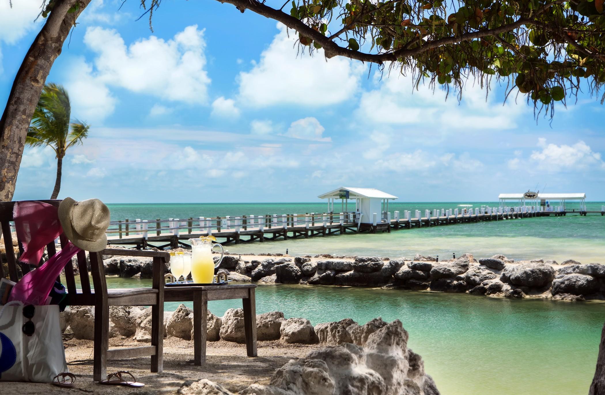 Cheeca Lodge & Spa Islamorada Eksteriør billede The view from the beach at the Atlantis Paradise Island Resort